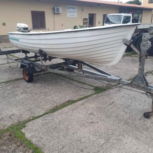 Barca con motore e carrello